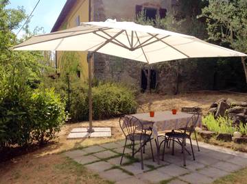 Terrasse mit Sonnenschirm und Gartenmöbeln